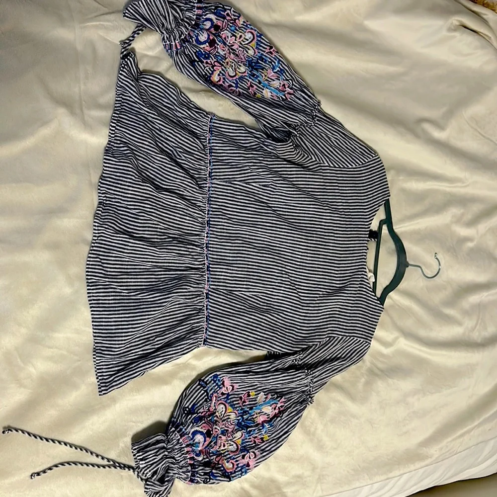 Cute top with embroidered puffed sleeves. Perfect for work! - Picture 1 of 4